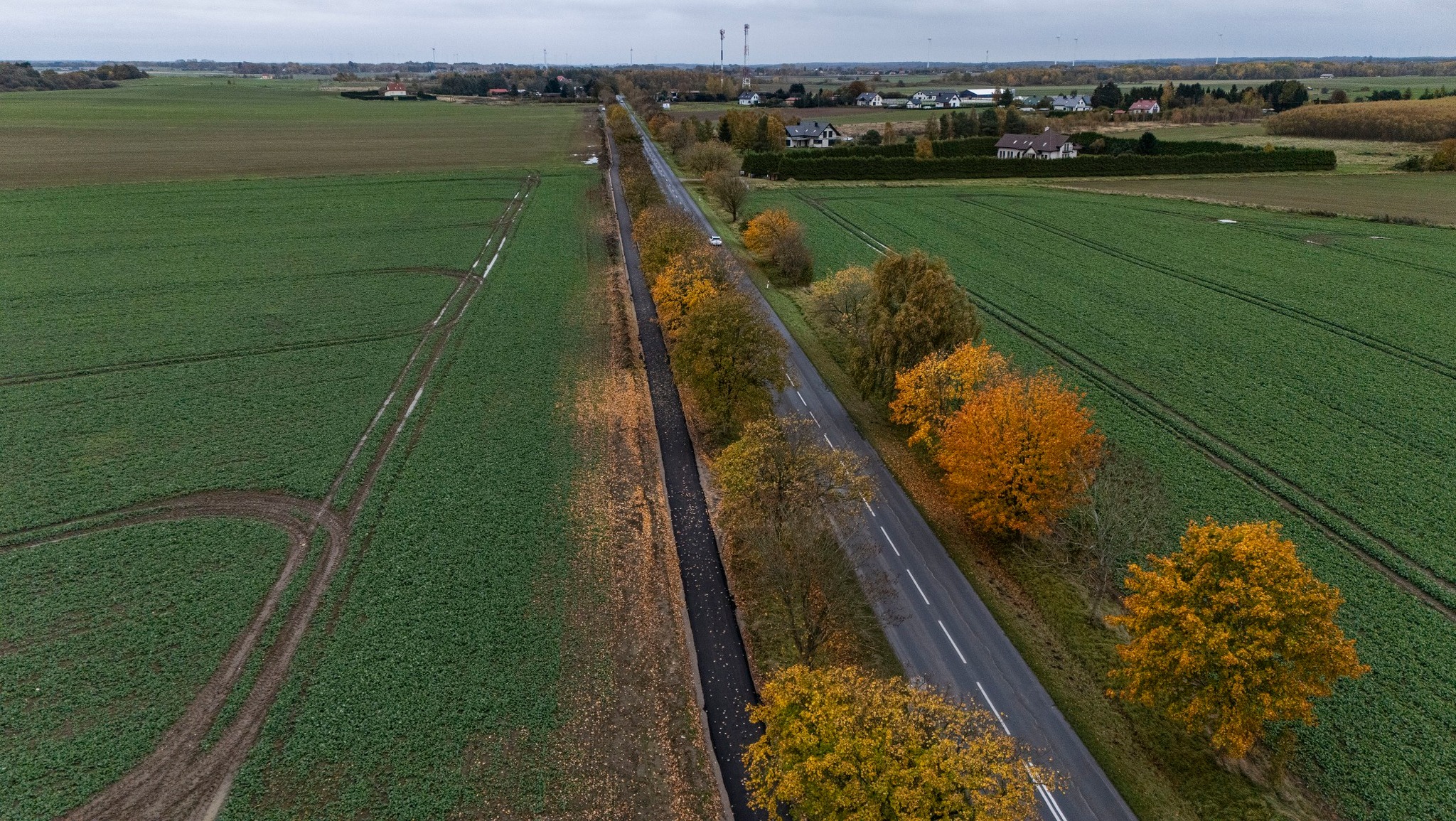 Trwa budowa trasy rowerowej wzdłuż DW163 na odcinku Kołobrzeg-Pyszka