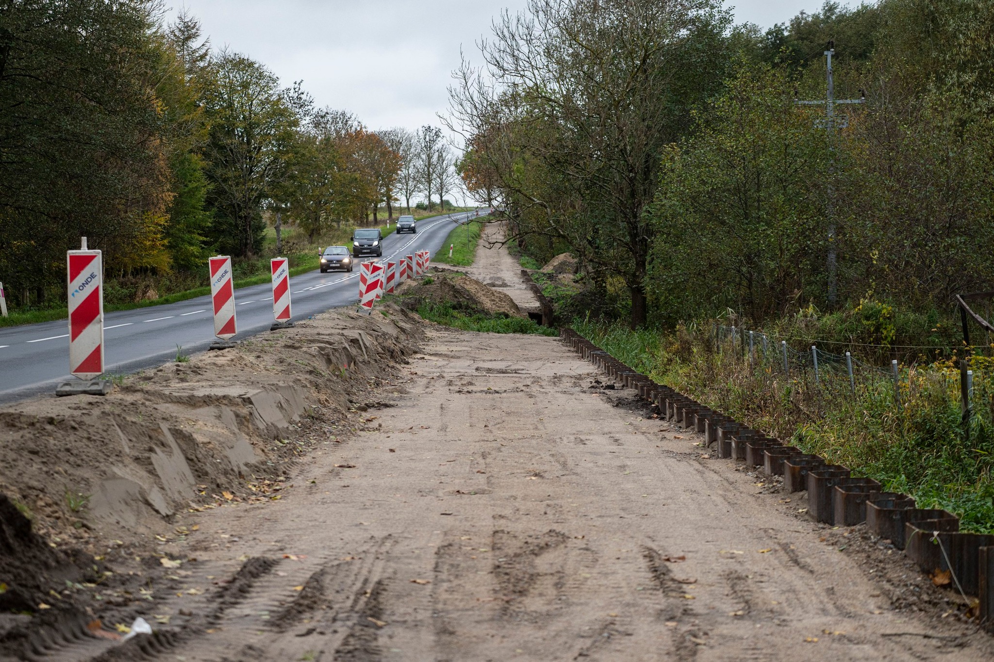 Trwa budowa trasy rowerowej wzdłuż DW163 na odcinku Kołobrzeg-Pyszka