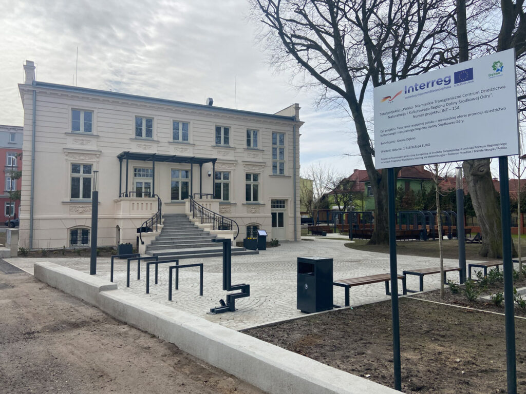 Dębno z nagrodą na najlepszą przestrzeń publiczną - fot. Urząd Miejski w Dębnie. Polsko-Niemieckie Transgraniczne Centrum Dziedzictwa Naturalnego i Kulturalnego Regionu Doliny Środkowej Odry w Dębnie, w tle otoczenie obiektu - fot. Urząd Miejski w Dębnie.