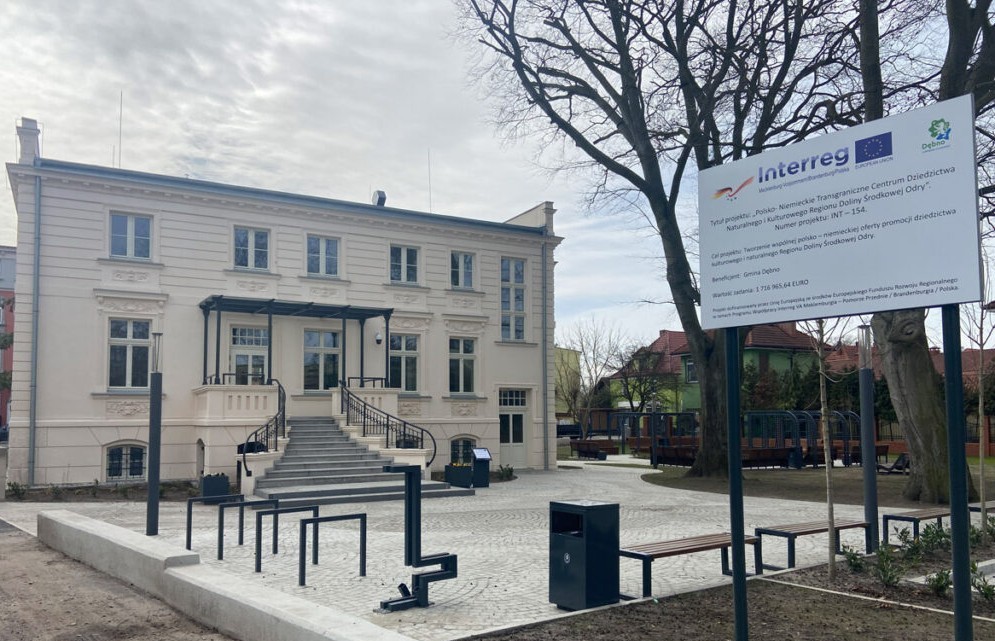 Dębno z nagrodą na najlepszą przestrzeń publiczną - fot. Urząd Miejski w Dębnie. Siedziba Centrum po renowacji, w tle otoczenie wyremontowanego budynku - fot. Urząd Miejski w Dębnie.
