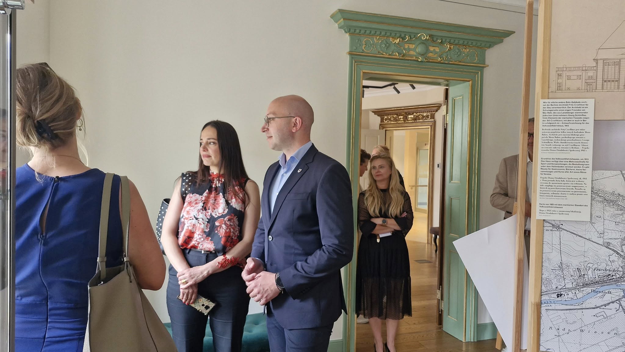 Dębno z nagrodą na najlepszą przestrzeń publiczną. Wnętrze centrum, w nim goście.