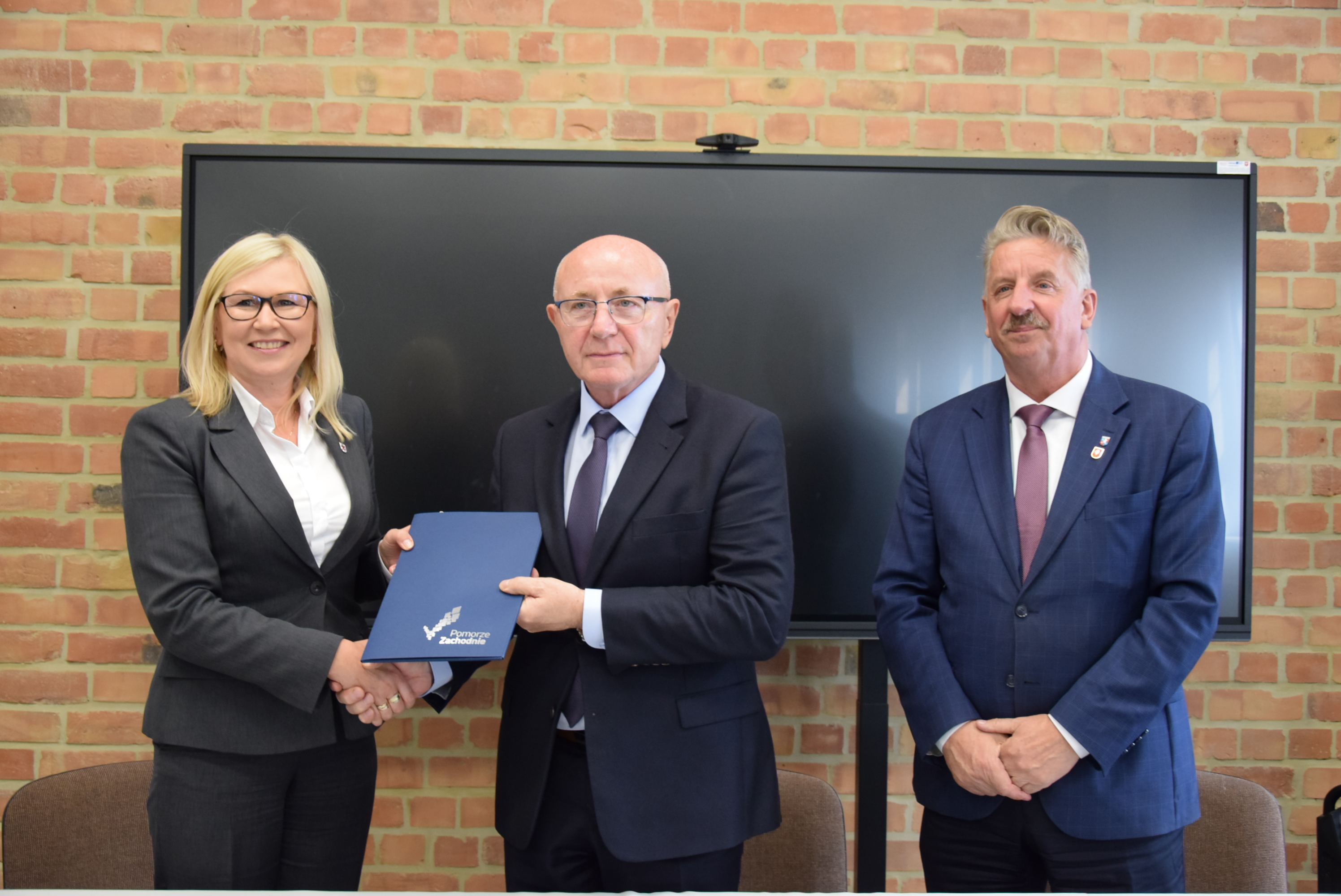 Kolejny zastrzyk funduszy europejskich dla Powiatu Wałeckiego - fot. Starostwo Powiatowe w Wałczu. Strony porozumienia prezentują podpisany dokument - fot. Starostwo Powiatowe w Wałczu.