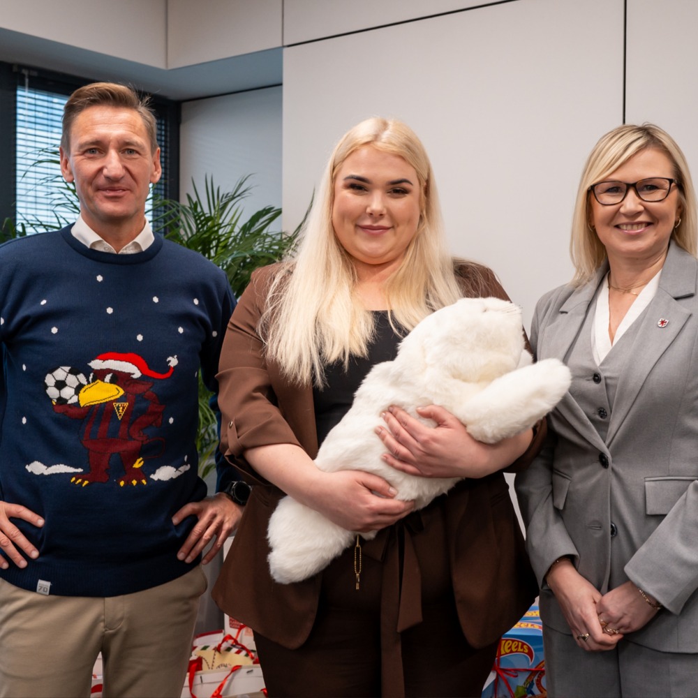 Trzy osoby na zdjęciu, od lewej marszałek Olgierd Geblewicz, dyrektor Katarzyna Sowala i wicemarszałkini Anna Bańkowska