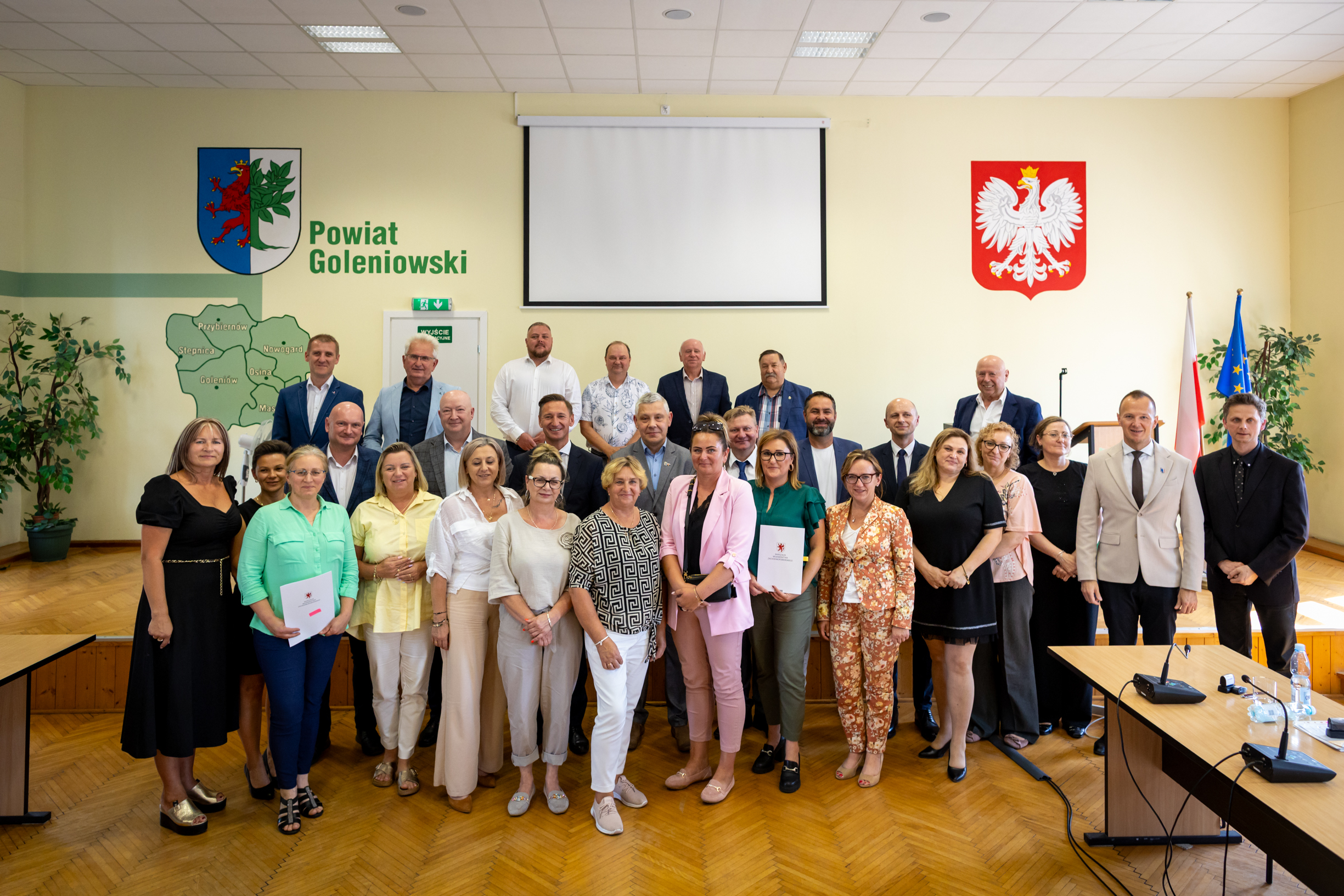 marszałek Olgierd Geblewicz stoi ze wszystkimi beneficjentami z powiatu goleniowskiego