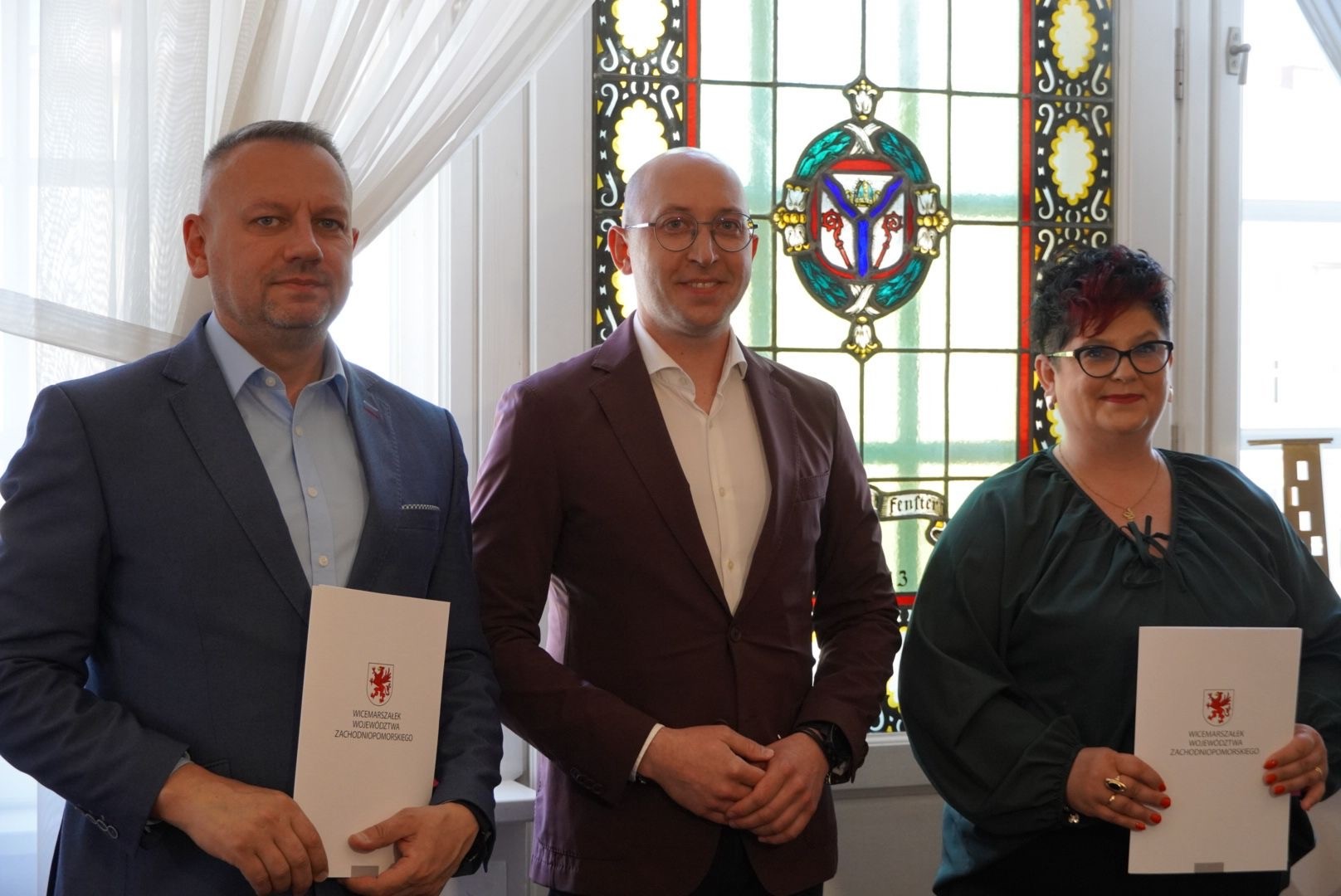 wspólne zdjęcie  po podpisaniu umowy w urzędzie 