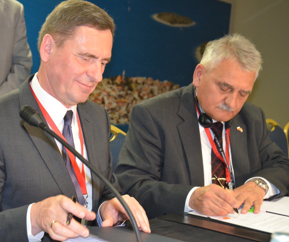 Andrzej Jakubowski (z lewej) i Ivan VuÄić podczas składania podpisów pod dokumentem.