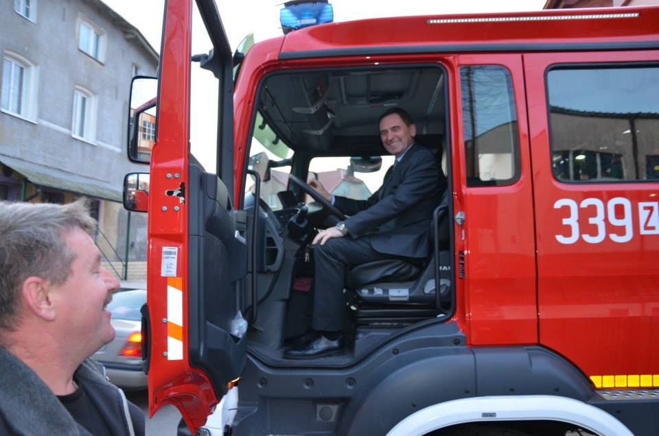 Wicemarszałek Województwa Zachodniopomorskiego Andrzej Jakubowski testuje obecne możliwości sprzętu sianowskiej OSP.