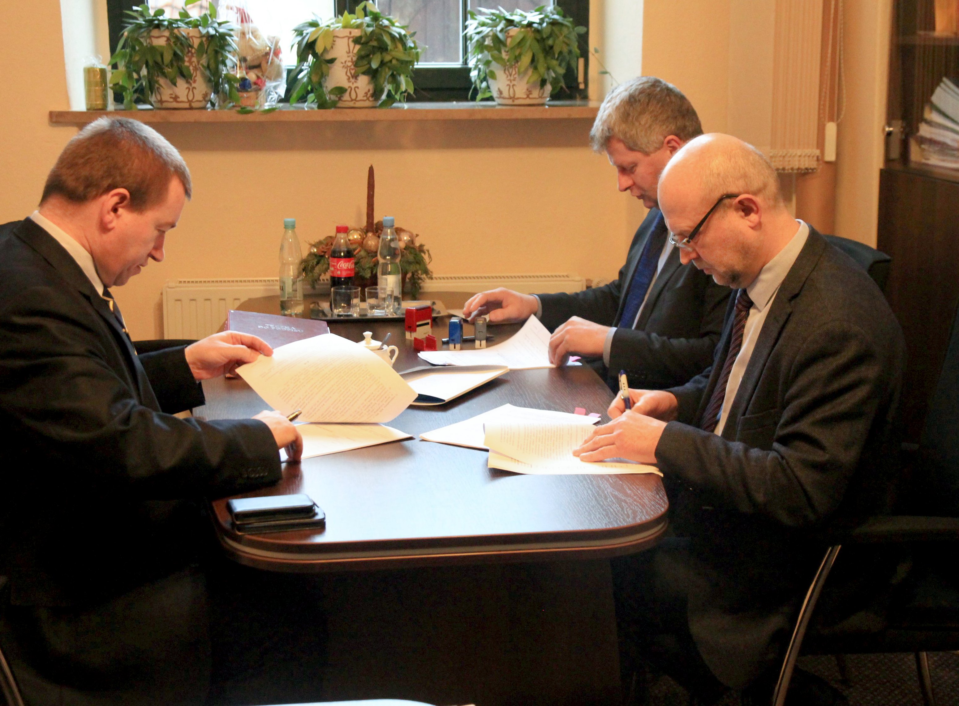 Umowę podpisali 13 stycznia 2014 r. w Szczecinie członek Zarządu Województwa Zachodniopomorskiego Jarosław Rzepa oraz starosta Powiatu Szczecineckiego Krzysztof Lis i członek zarządu Powiatu Ryszard Andrzej Jasionas.