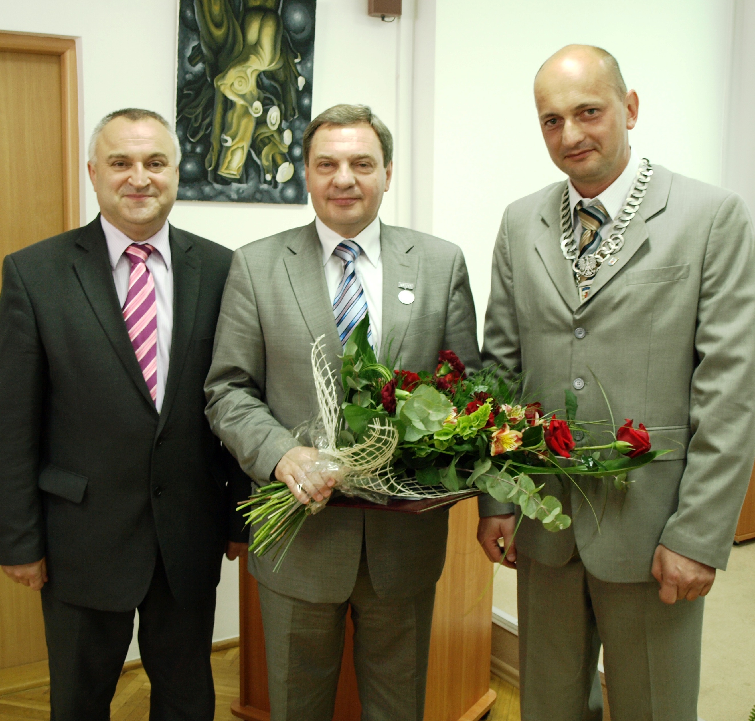 starosta koszaliński Roman Szewczyk, marszałek Władysław Husejko oraz przewodniczący Rady Powiatu Koszalińskiego Dariusz Kalinowski