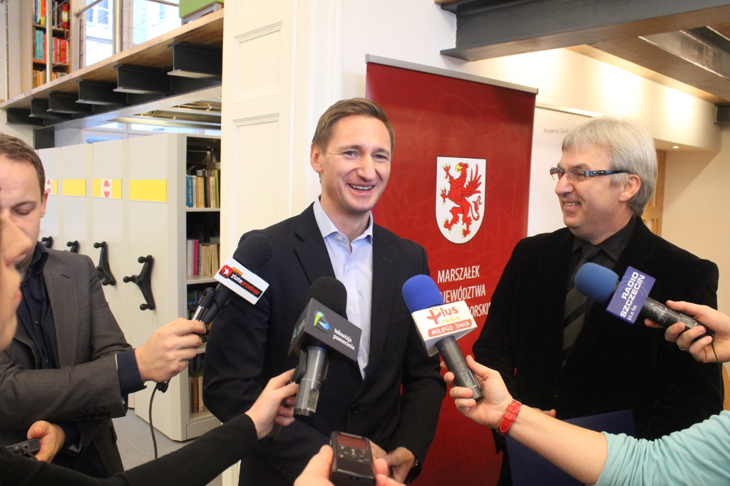 Konferencja prasowa w chwilę przed podpisaniem umowy przyznającej Akademii Sztuki kwotę ponad 11 mln zł dotacji.