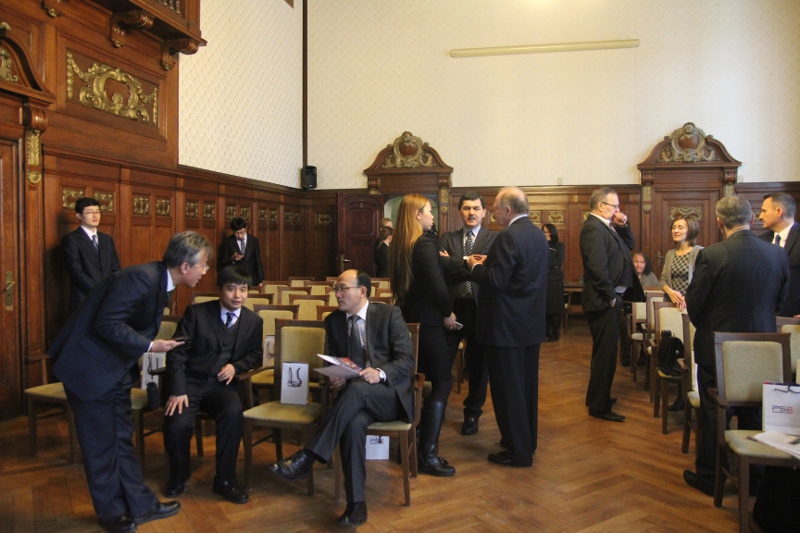 Delegacja chińskiego inwestora zajmuje miejsca w pierwszym rzędzie...