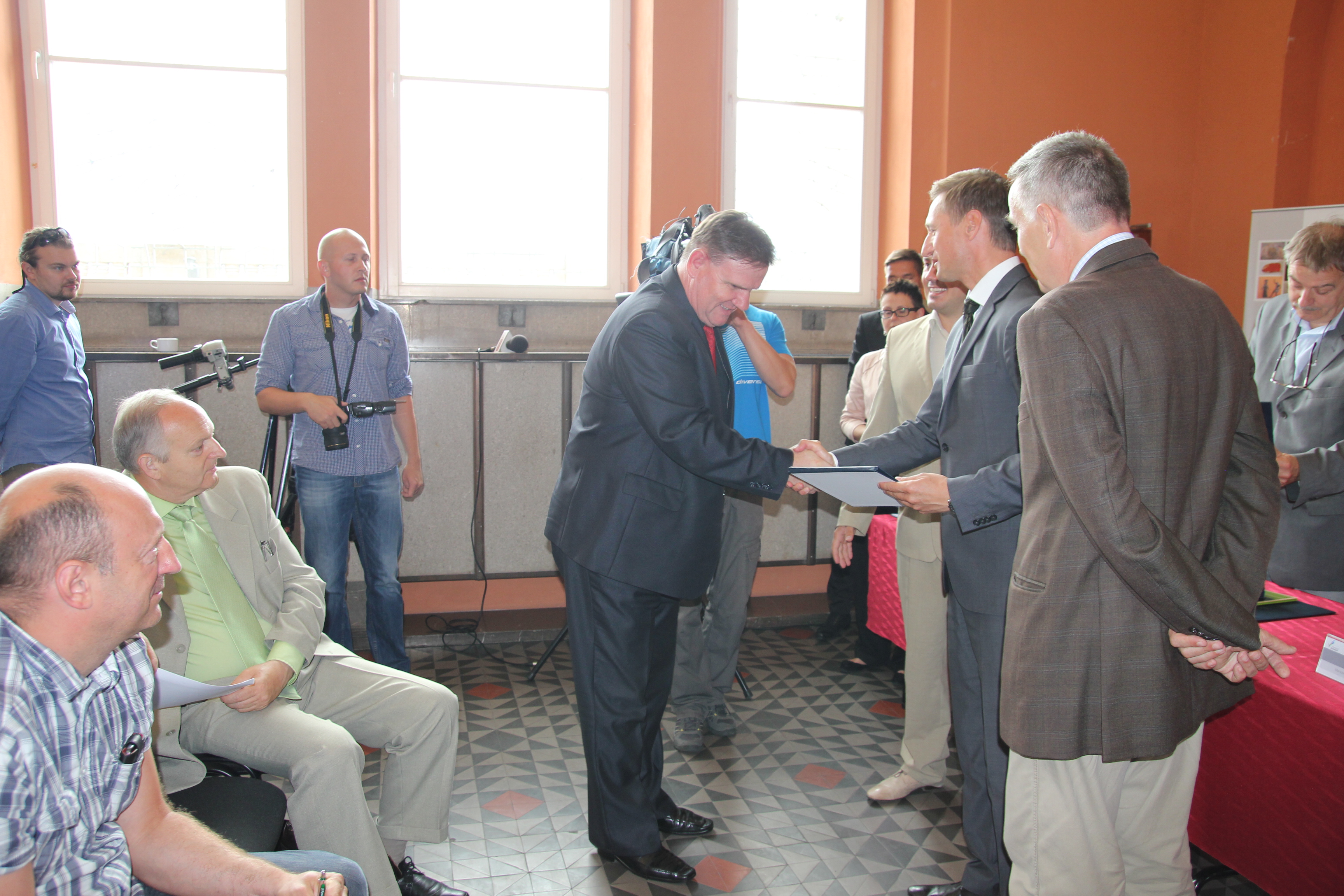 Marszałek Olgierd Geblewicz oraz wicemarszałek Wojciech Drożdż przekazują przybyłym gościom symboliczne czeki.