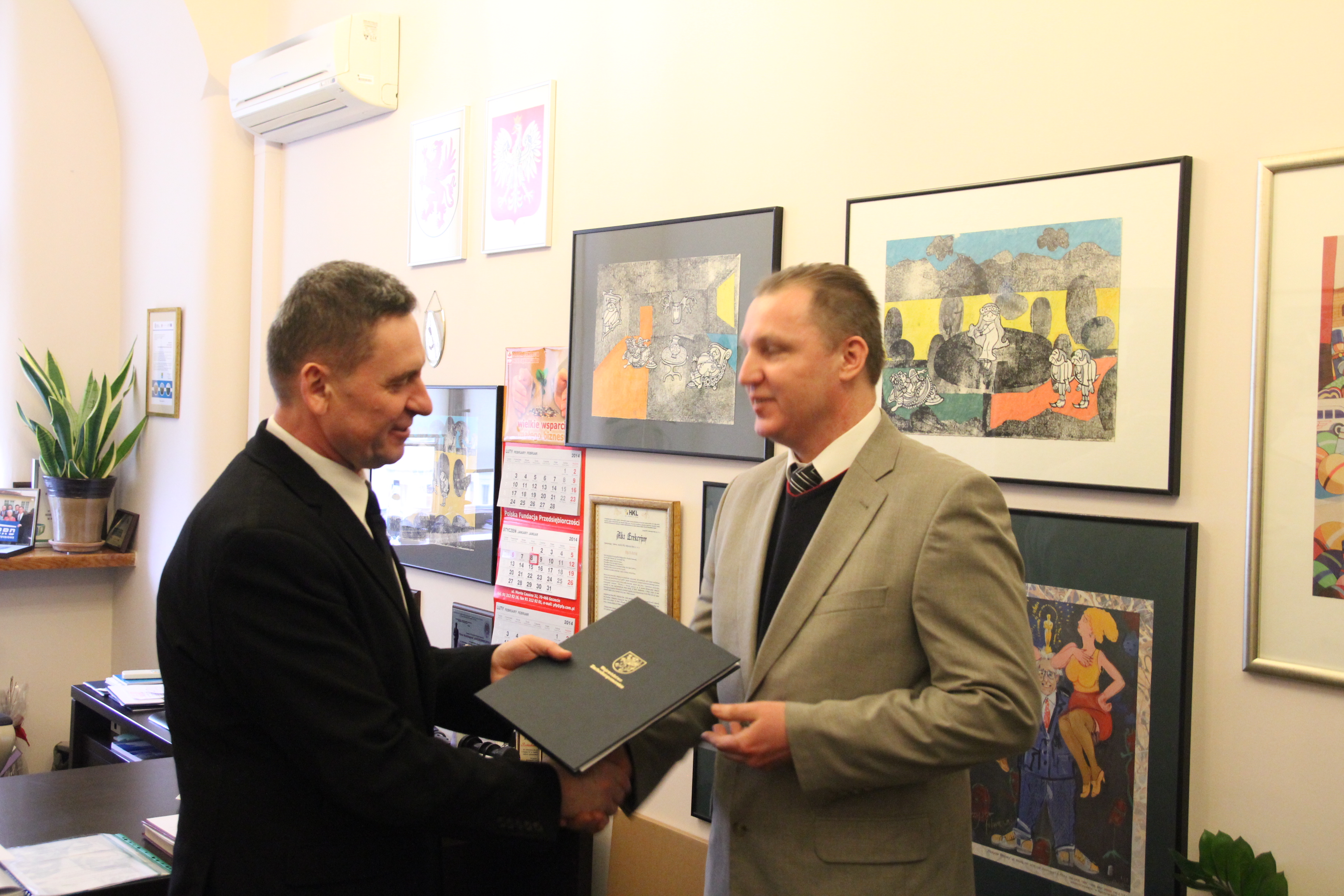 Wicemarszałek Województwa Zachodniopomorskiego Andrzej Jakubowski (z lewej) oraz właściciel przedsiębiorstwa ELBIT Zbigniew Gawrysiak.