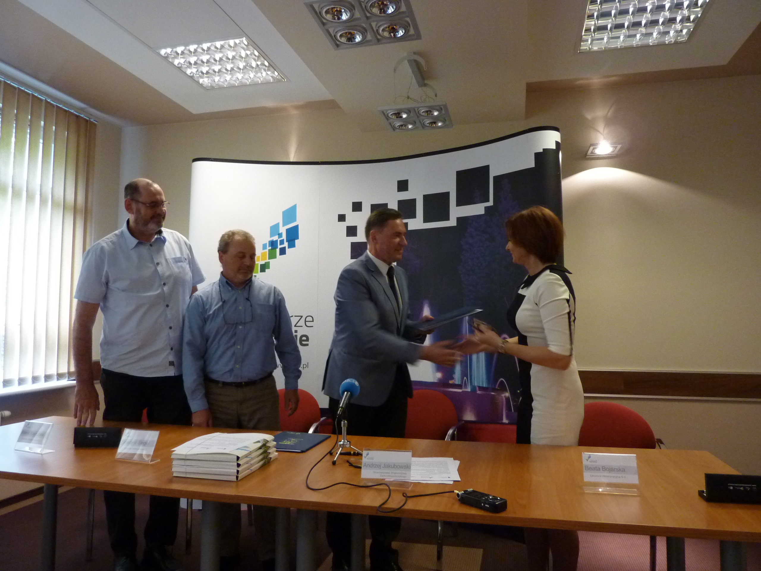 Wicemarszałek Województwa Zachodniopomorskiego Andrzej Jakubowski złożył podpisany na kolejnych 5 umowach.