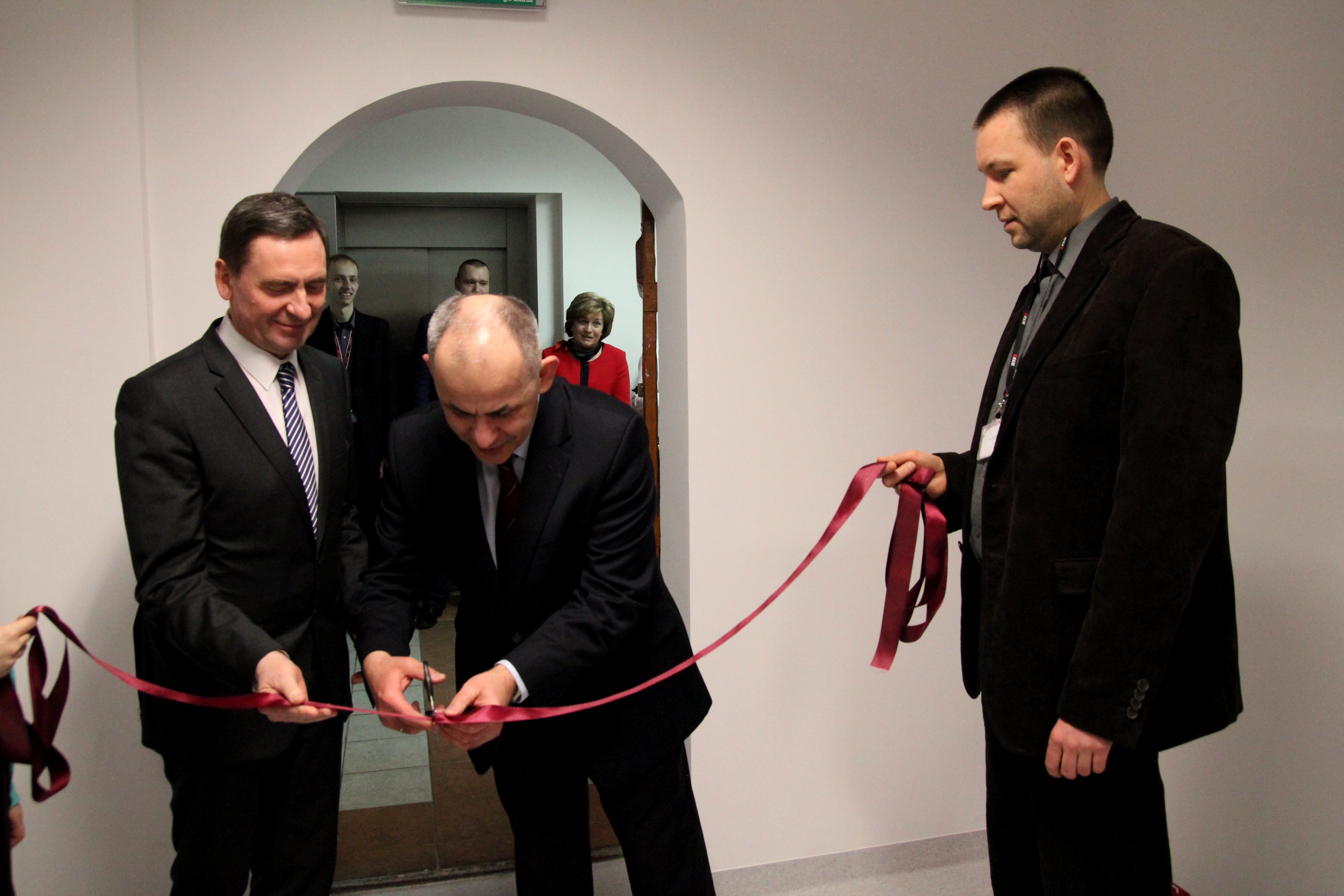 Uroczyste przecięcie wstęgi - wicemarszałek Województwa Zachodniopomorskiego Andrzej Jakubowski (z lewej) oraz rektor Pomorskiego Uniwersytetu Medycznego prof. Andrzej Ciechanowicz (w środku).