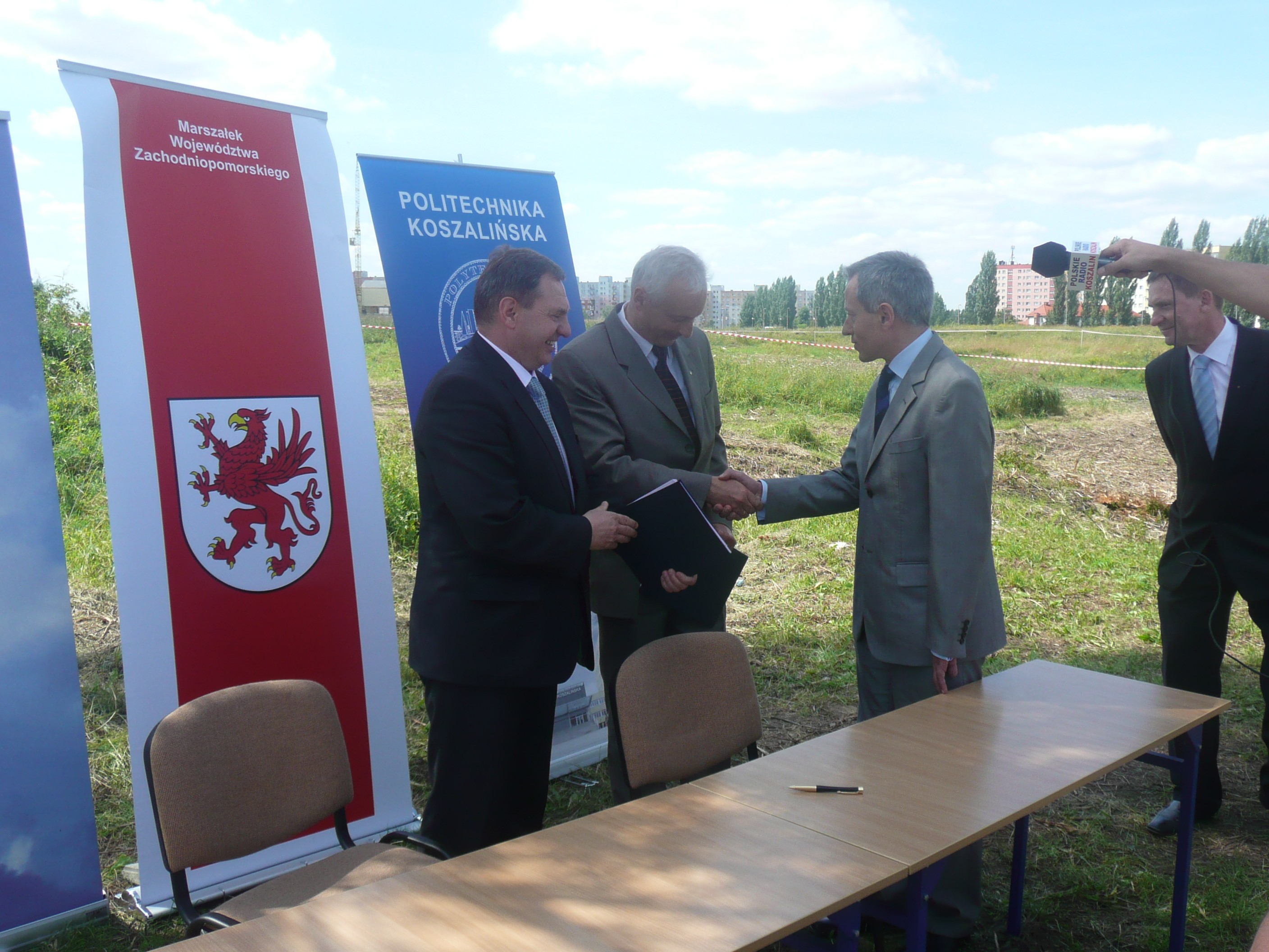 Już po podpisaniu umowy. Prezydent Koszalina Mirosław Mikietyński (drugi współgospodarz hali) podziękował marszałkowi za współpracę na etapie przygotowywania projektu.