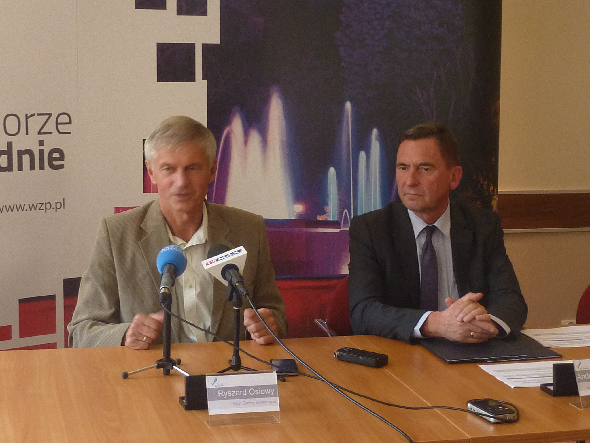 Wicemarszałek Województwa Zachodniopomorskiego Andrzej Jakubowski (z prawej) oraz wójt Świeszyna Ryszard Osiowy podczas uroczystego podpisania umów, które odbyło się w Koszalinie.