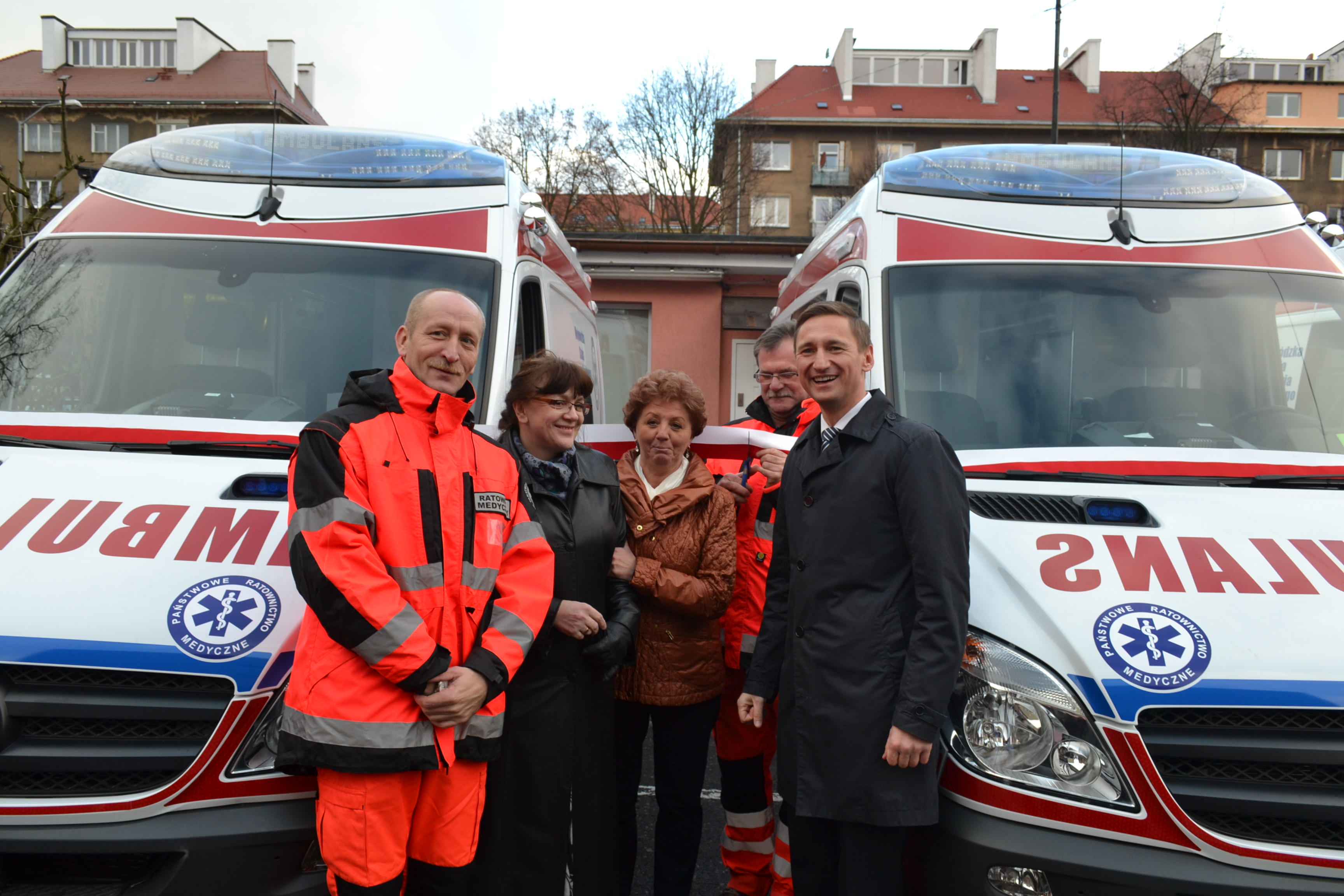 Uroczyste przekazanie nowych ambulansów ratunkowych z udziałem marszałka Województwa Zachodniopomorskiego Olgierda Geblewicza.