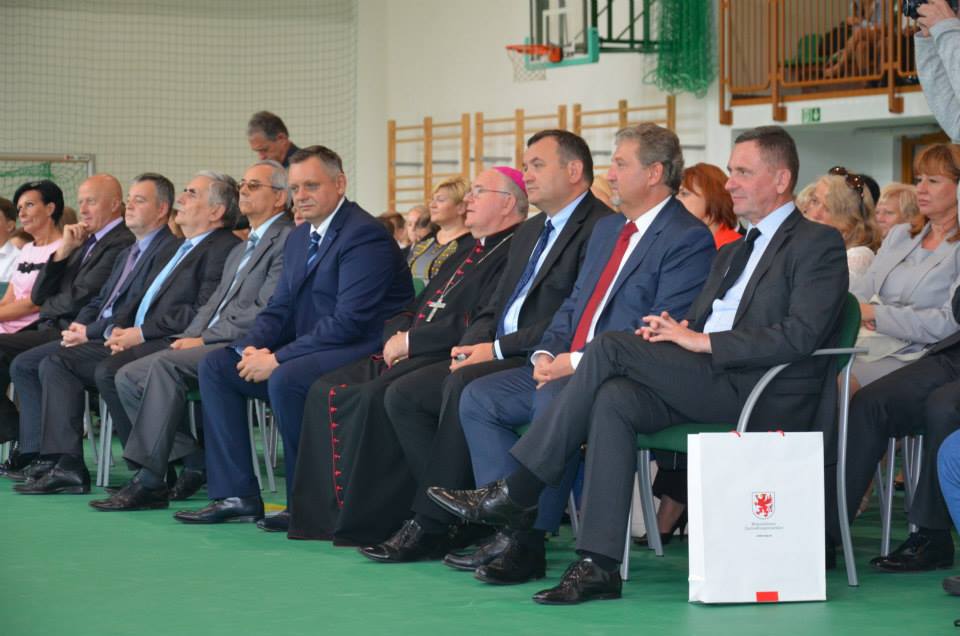 Wicemarszałek Województwa Zachodniopomorskiego Andrzej Jakubowski podczas koszalińskich uroczystości inauguracji nowego roku szkolnego w Gimnazjum nr 6.