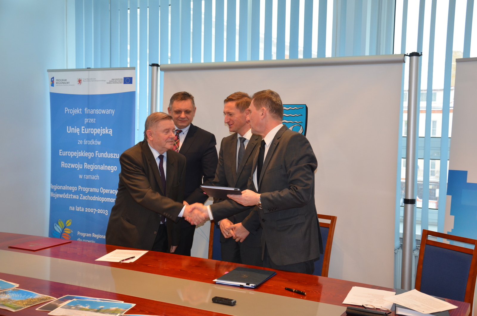 Jednocześnie marszałek Olgierd Geblewicz i wicemarszałek Andrzej Jakubowski przekazali dyrektorowi ZZDW w Koszalinie Bogdanowi Krawczykowi informację o pozyskaniu wsparcia na przebudowę drogi wojewódzkiej nr 167.