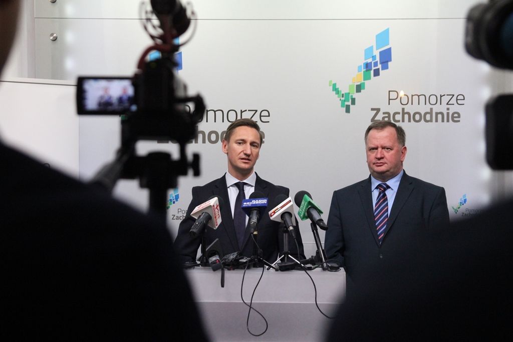 Marszałek Olgierd Geblewicz i prezydent Sławomir Pajor podczas briefingu (w kolejności od lewej).