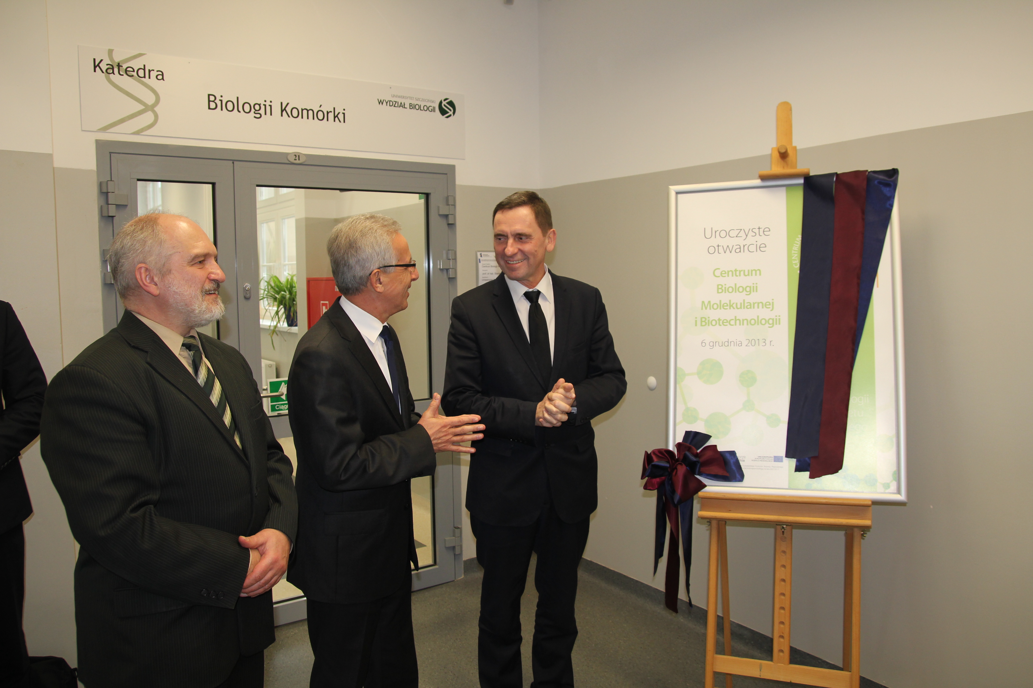 Uroczyste otwarcie centrum z udziałem rektora Uniwersytetu JM prof. Edwarda Włodarczyka (w środku), wicemarszałka Województwa Zachodniopomorskiego Andrzeja Jakubowskiego (z prawej) oraz dziekana Wydziału Biologii US prof. Andrzeja Zawala