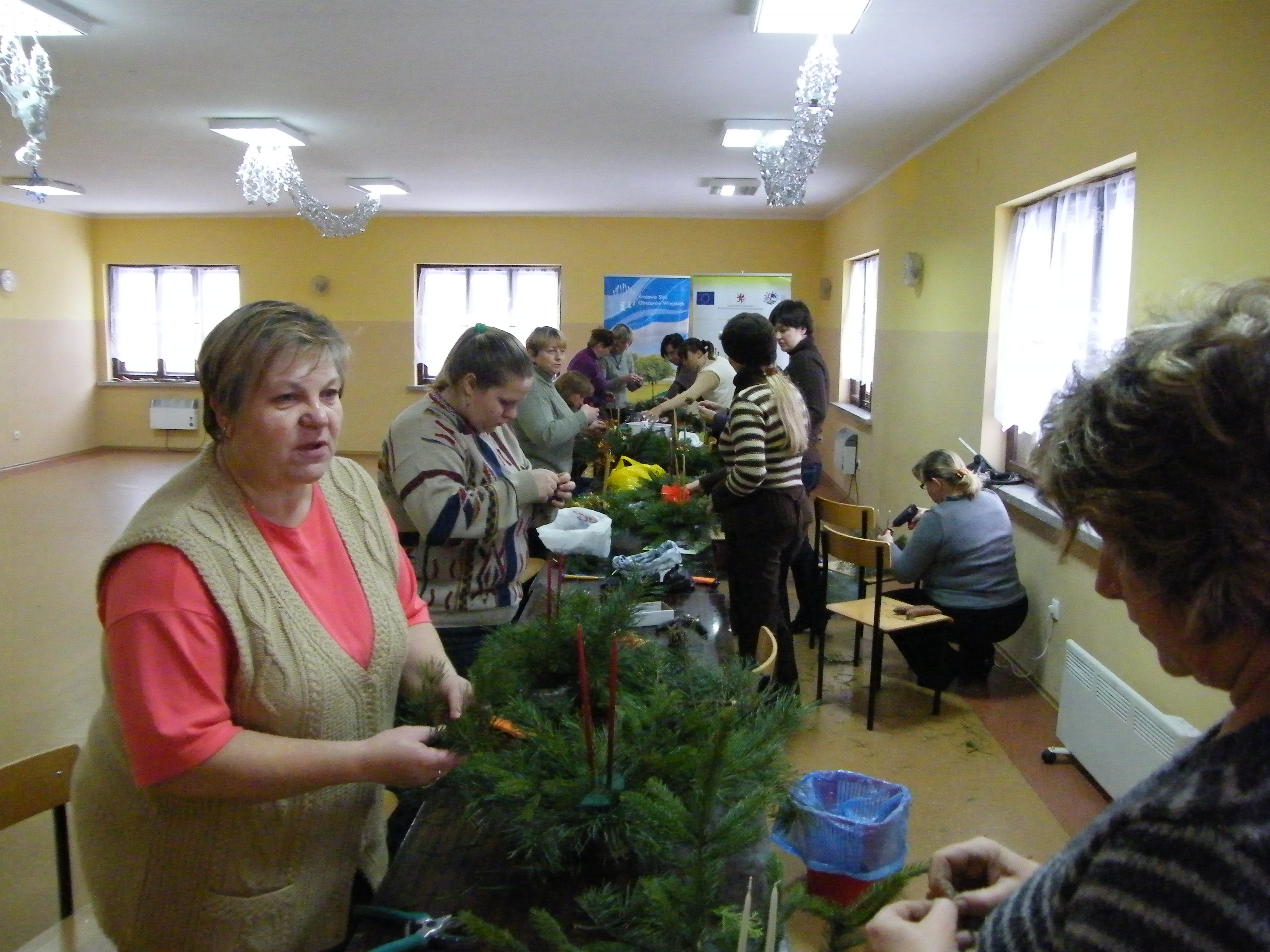 Każda z pań chciała zrobić stroik własnoręcznie