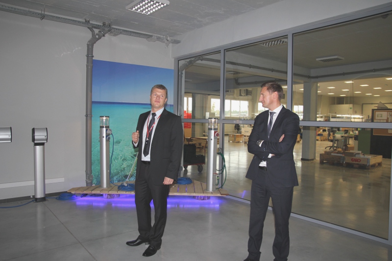 Marszałek Olgierd Geblewicz w gościnnych progach Garo Polska. Towarzyszy mu prezes zarządu spółki Adam Szymborski (z lewej).