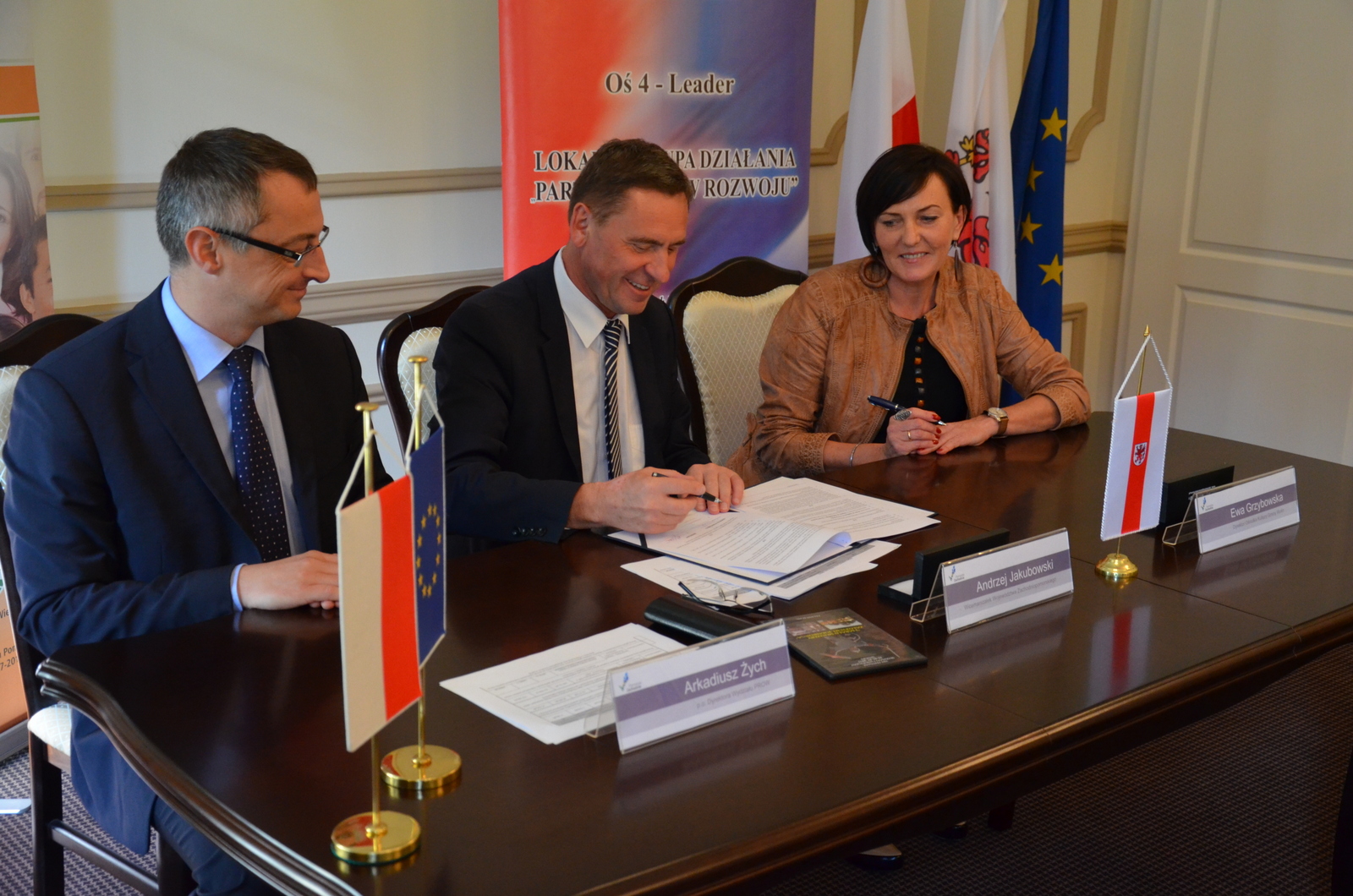 Wicemarszałek Województwa Zachodniopomorskiego Andrzej Jakubowski (w środku) i dyrektor Międzynarodowego Ośrodka Kultury w Wolinie Ewa Grzybowska podpisują umowę. Z lewej dyrektor Wydziału Programu Rozwoju Obszarów Wiejskich Urzędu Marszałkowskiego Arkadiusz Żych.