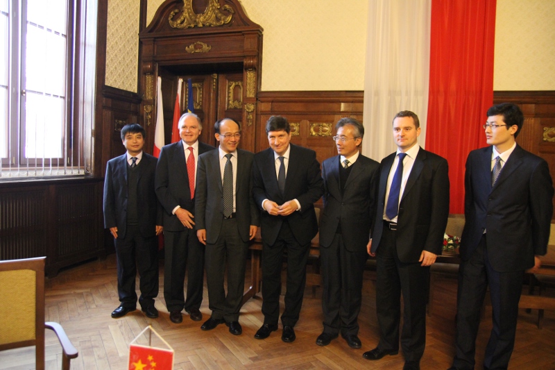 Delegacje Pinggao Group i PSE S.A. na zakończenie konferencji pozują do pamiątkowego ujęcia.