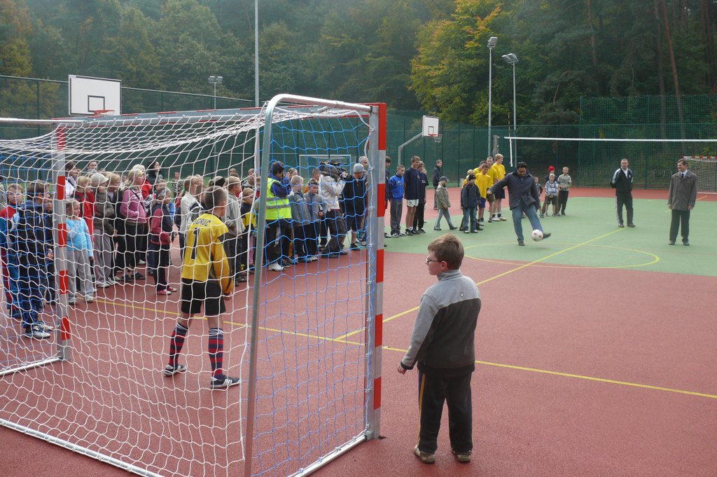 Wicemarszałek Witold Jabłoński przymierza się do strzału na bramkę