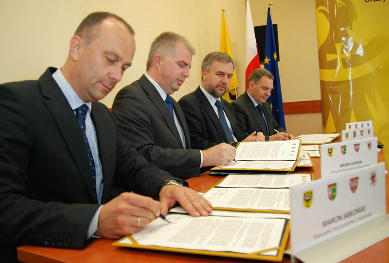 Marszałkowie podpisują list do ministra rozwoju regionalnego.