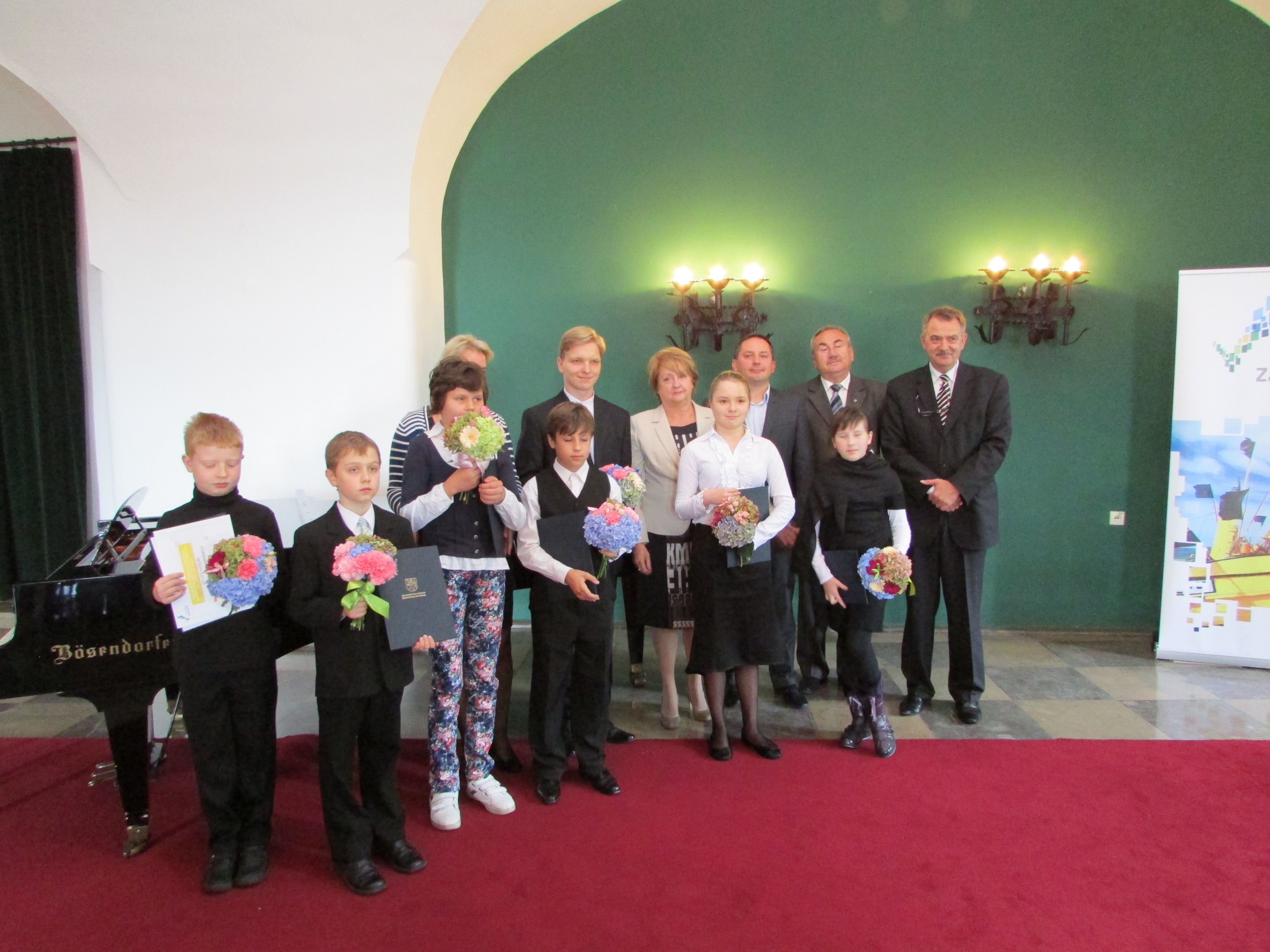 Stypendyści programu Marszałka Województwa Zachodniopomorskiego Janko Muzykant wraz z wicemarszałkiem Województwa Zachodniopomorskiego Wojciechem Drożdżem.