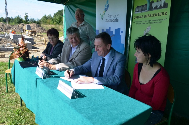 Uroczyste podpisanie umowy o dofinansowanie projektu „Budowa budynku świetlicy wiejskiej w miejscowości Cieszyn” z udziałem Wicemarszałka Województwa Zachodniopomorskiego Andrzeja Jakubowskiego.