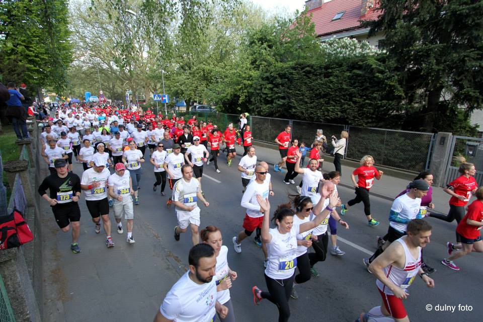 Już po starcie. Białe i czerwone koszulki współgrały z symboliką święta.