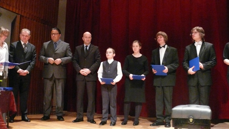 Po koncercie wykonawcy otrzymali gratulacje z rąk organizatorów ”“ kuratora Artura Gałęskiego, wicemarszałka Witolda Jabłońskiego i wojewody Marcina Zydorowicza