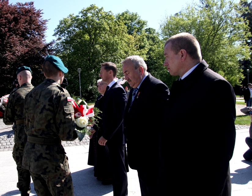 Składanie kwiatów pod pomnikiem ”“ w imieniu Zarządu Województwa Zachodniopomorskiego uczynili to marszałek Olgierd Geblewicz oraz członek Zarządu Jarosław Rzepa.