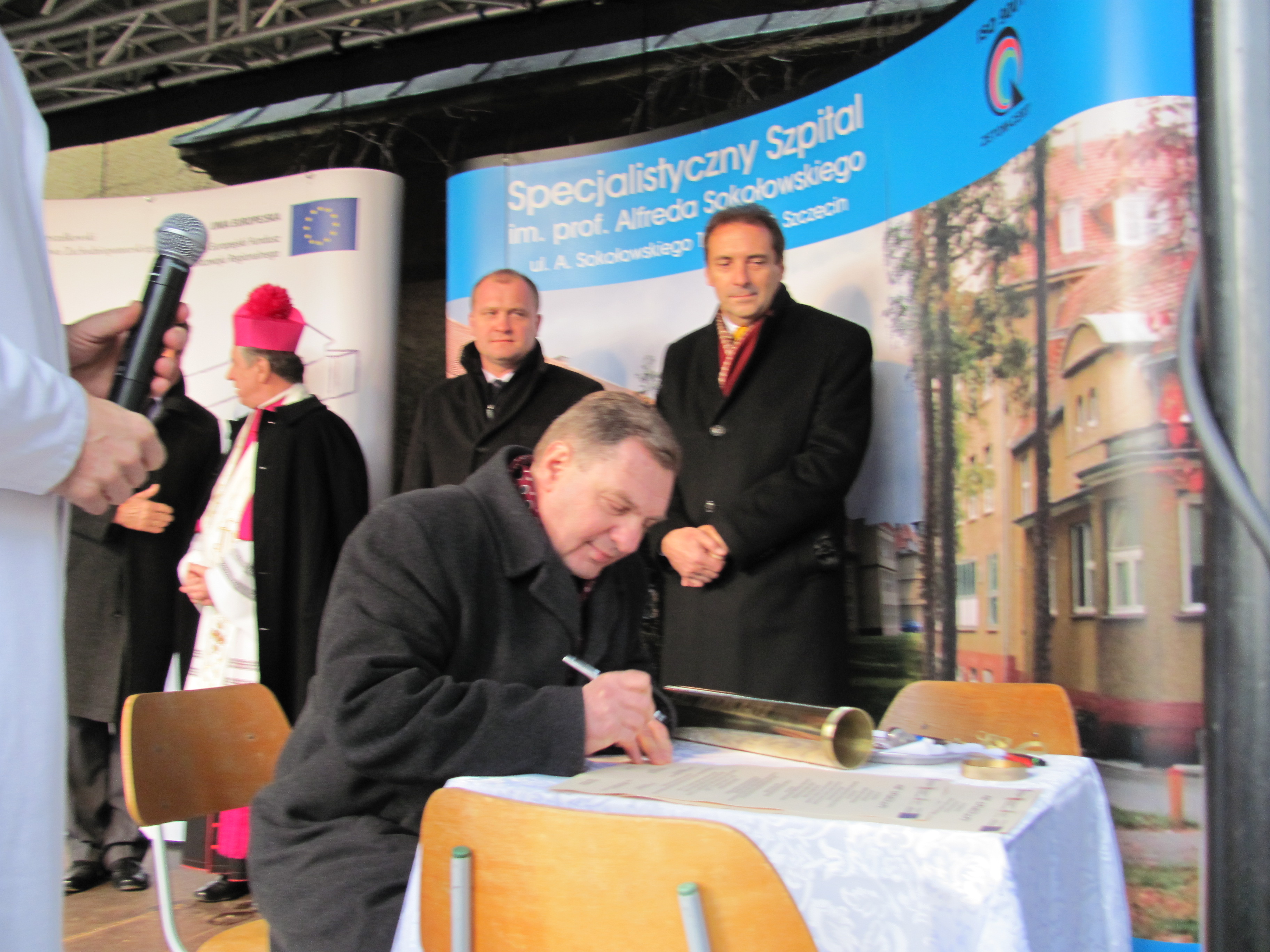 Marszałek Władysław Husejko podpisuje akt erekcyjny