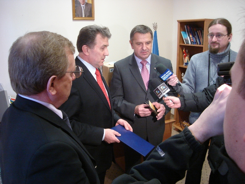 Sprzęt przekazał Członek Zarządu Województwa Marek Hok na ręce Konsula Honorowego Republiki Ukrainy w Szczecinie, Henryka Kołodzieja. W uroczystości udział wziął także Janusz Olszewski, dyrektor Regionalnego Szpitala w Kołobrzegu, który zadecydował o przekazaniu na ten szczytny cel respiratora.