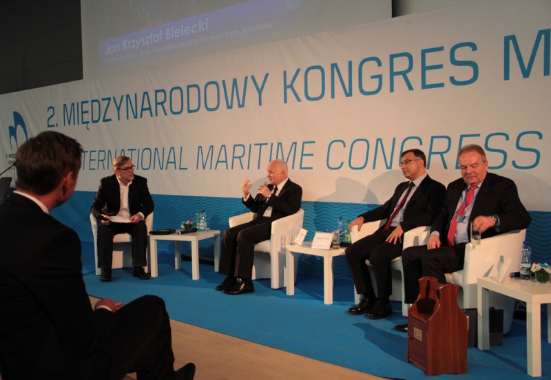 Debatę o 25 latach wolności poprowadził red. Jacek Żakowski. Pierwszy z lewej - marszałek Olgierd Geblewicz.