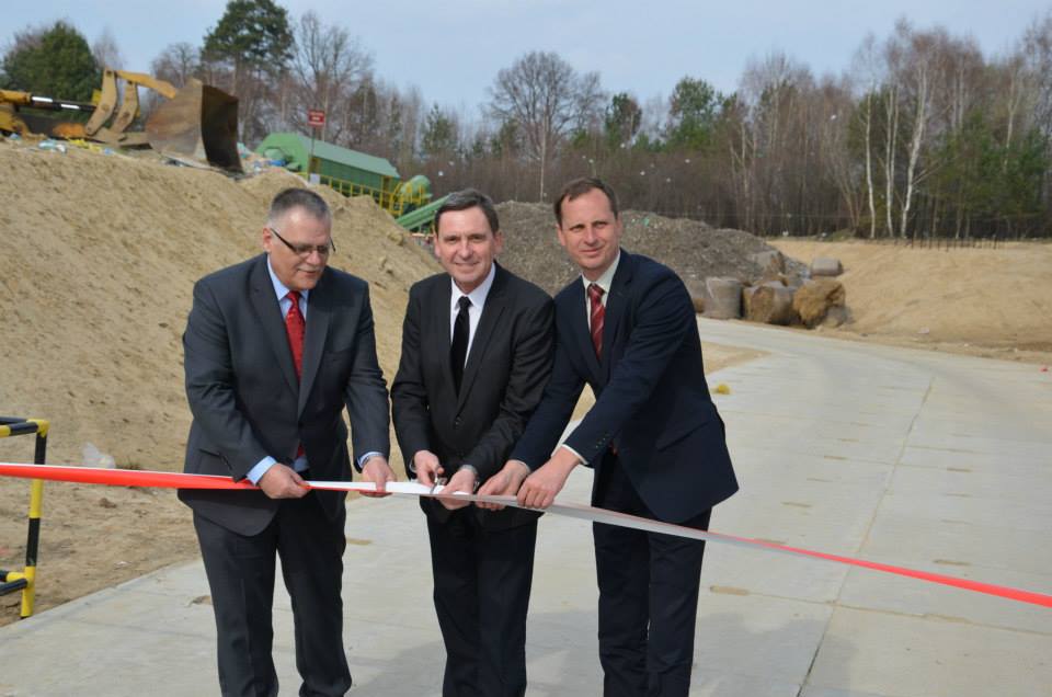 Uroczyste otwarcie składowiska odpadów w Gwiazdowie koło Sławna z udziałem wicemarszałka Województwa Zachodniopomorskiego Andrzeja Jakubowskiego (z środku).