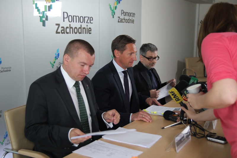 Gospodarzem konferencji był marszałek Olgierd Geblewicz. Towarzyszyli mu członek Zarządu Województwa Jarosław Rzepa (z lewej) i dyrektor ZZMiUW Stanisław Cygiel ( z prawej).