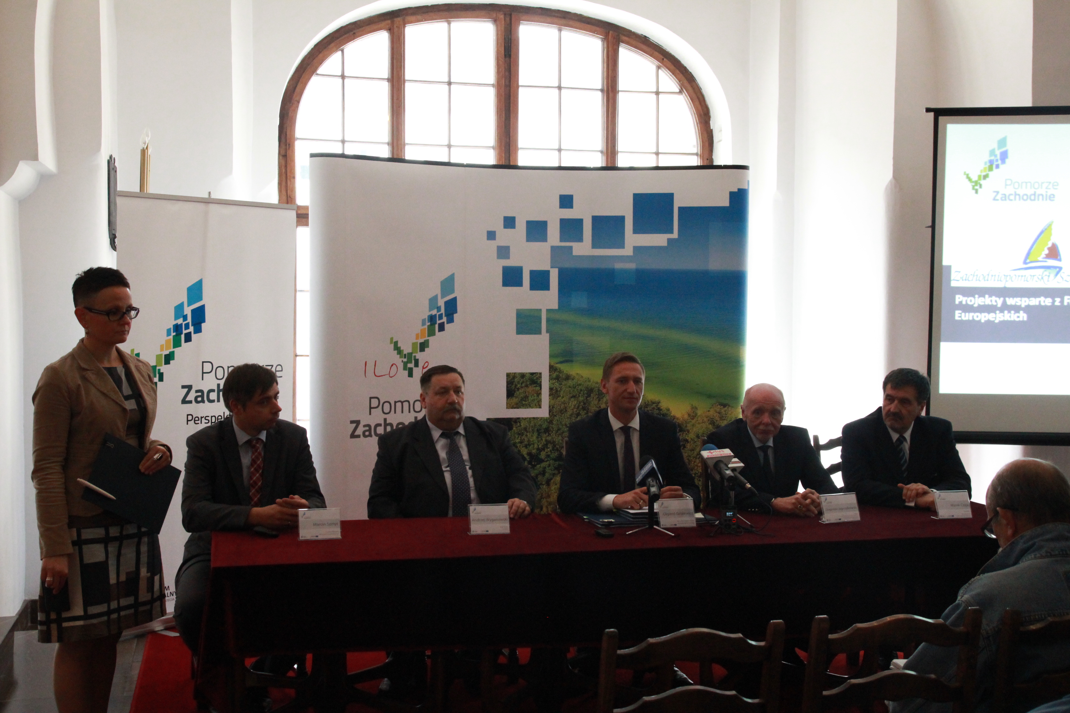 Podpisanie umów odbyło się przed Salą Księcia Bogusława X Zamku Książąt Pomorskich.