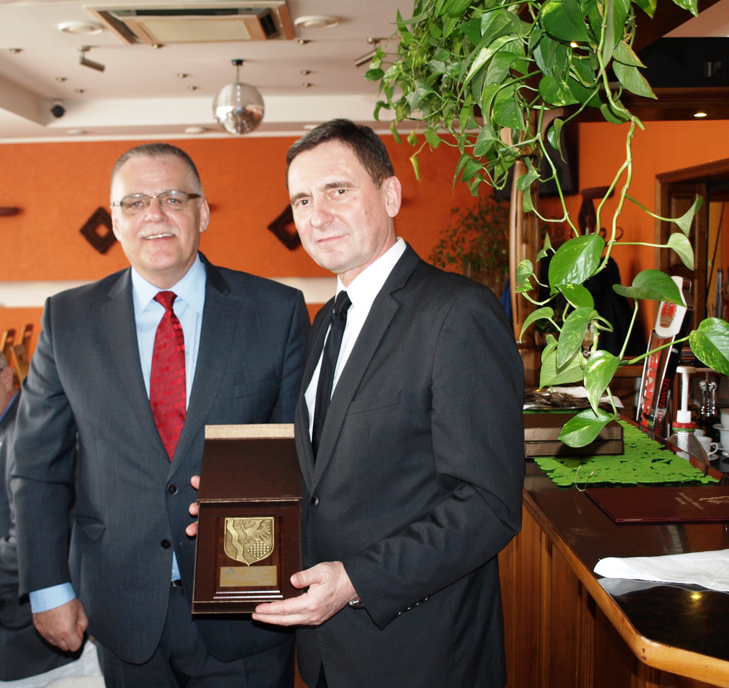 Wicemarszałek Województwa Zachodniopomorskiego Andrzej Jakubowski (z prawej) odebrał wyróżnienie dla samorządu województwa z rąk prezesa MPGKiM w Sławnie Jacka Ścigały za pomoc w realizacji inwestycji.