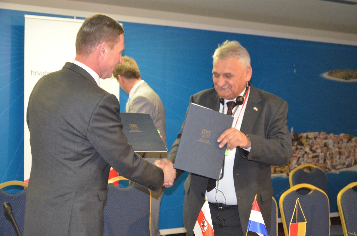 Umowa już podpisana, czas na wzajemne gratulacje i wymianę dokumentów.