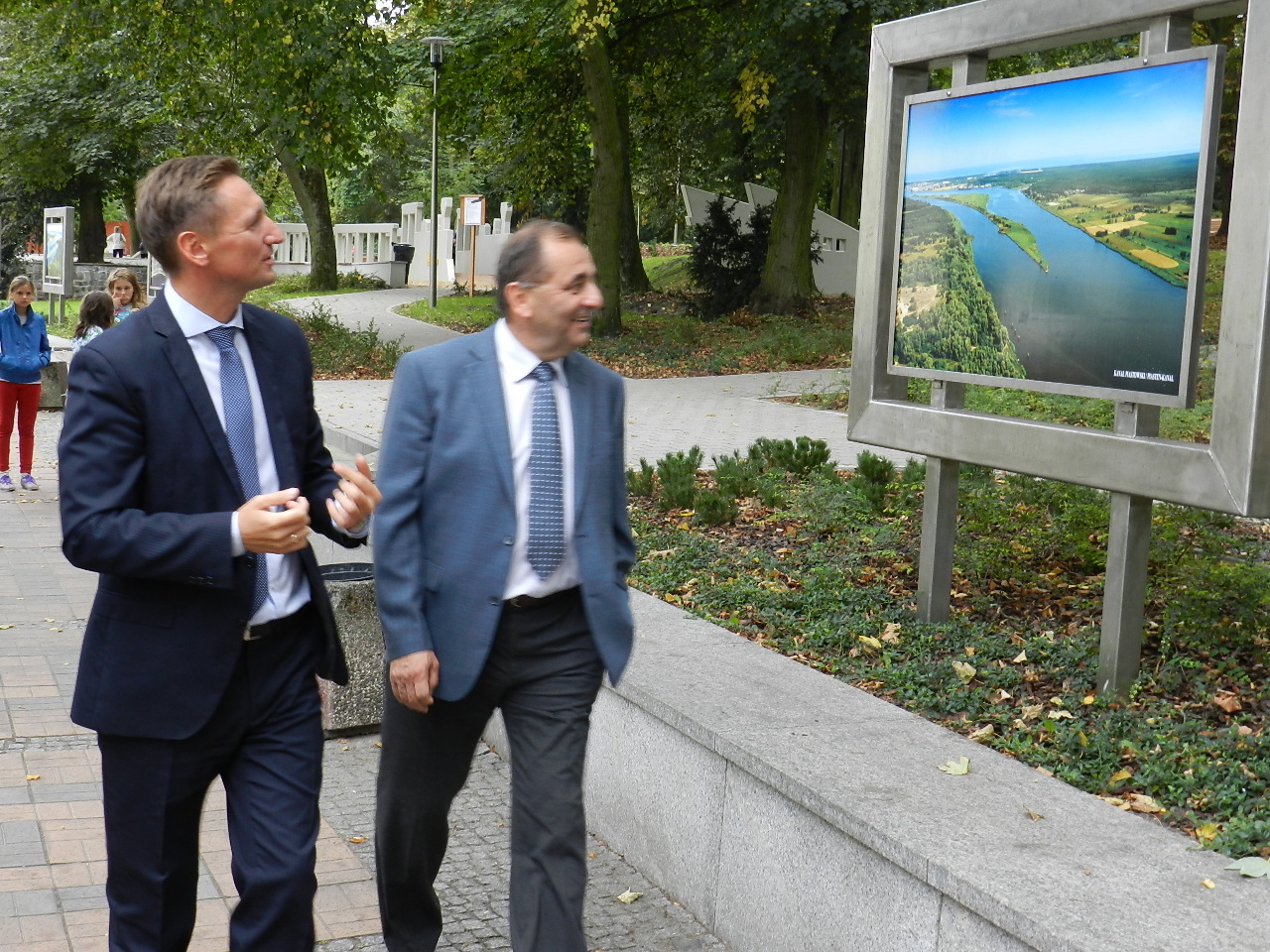 Marszałek Olgierd Geblewicz i prezydent Świnoujścia Janusz Żmurkiewicz oglądają nowo otwarty park.