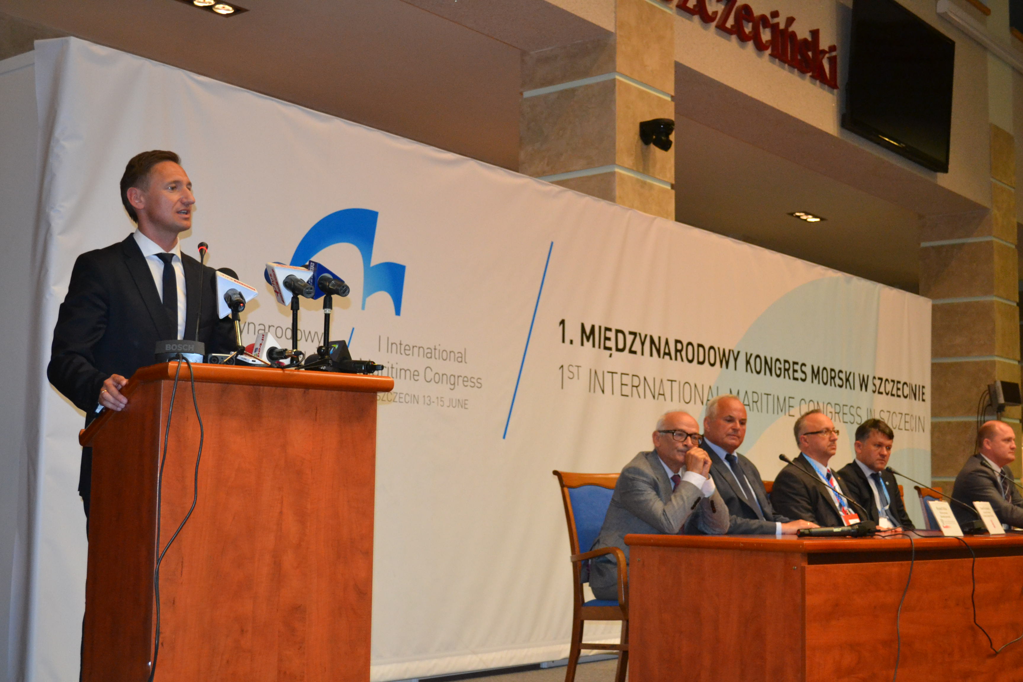 - Dzięki tej inwestycji jesteśmy bliżej świata, bliżej ludzi - mówił marszałek Olgierd Geblewicz,