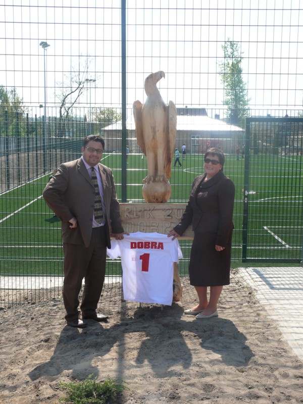 Wicemarszałek Witold Jabłoński z wójtem gminy Dobra Teresą Derą