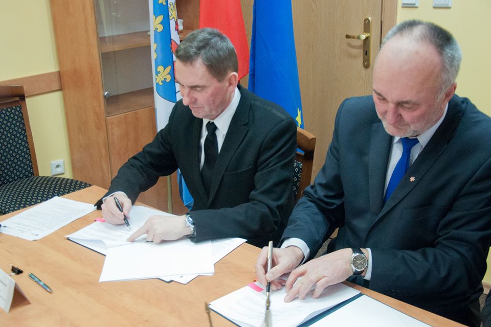 wicemarszałek Województwa Zachodniopomorskiego Andrzej Jakubowski (z prawej) oraz starosta gryficki Kazimierz Sać - zdjęcia Facebook/Powiat Gryficki