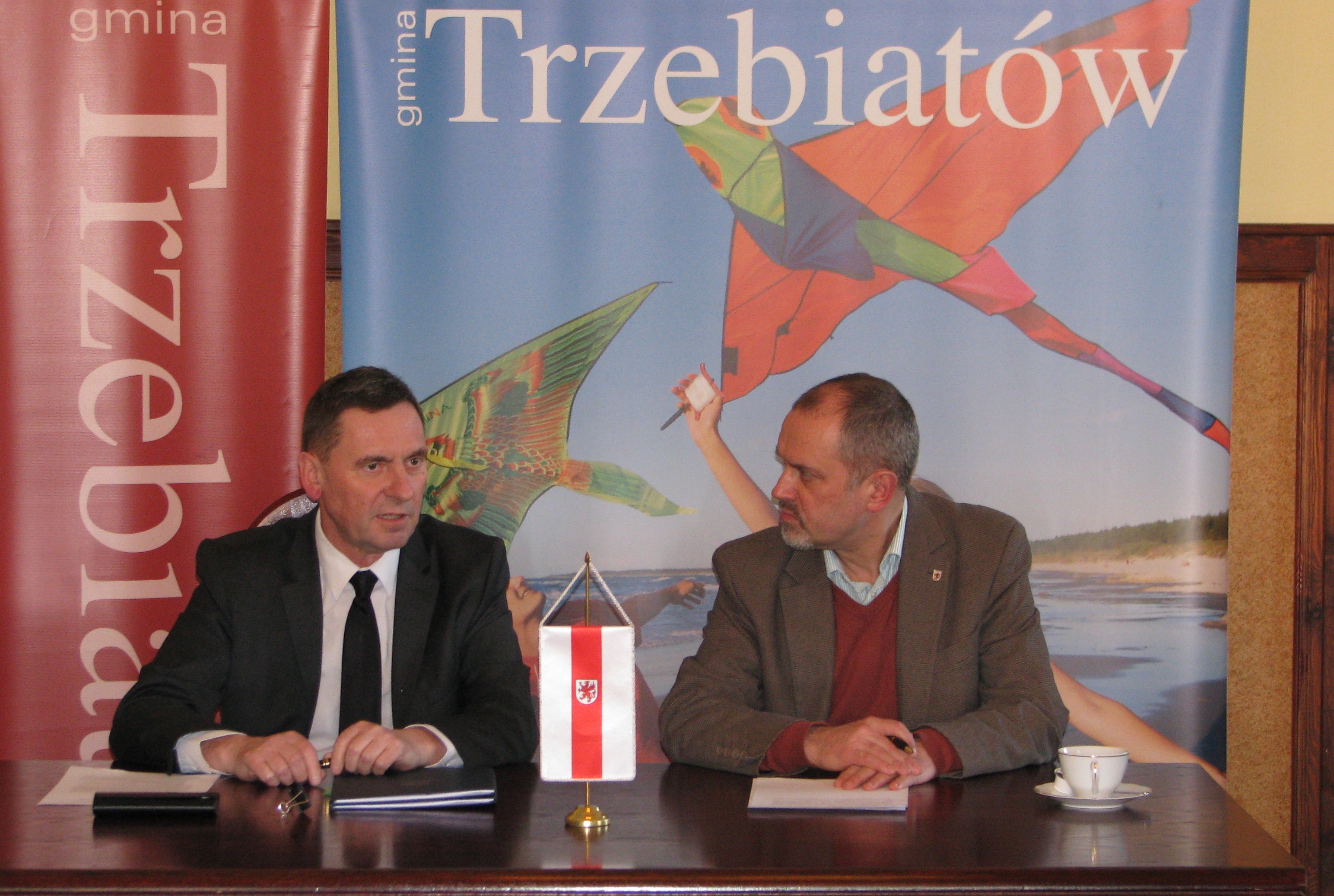 Wicemarszałek Województwa Zachodniopomorskiego Andrzej Jakubowski (z lewej) oraz burmistrz Trzebiatowa Zbigniew Matusewicz omawiali zalety realizacji zadania.